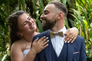 Photo de mariage d'un couple de jeunes mariés qui se regardent tendrement, à Quimper près de Châteaulin en Bretagne