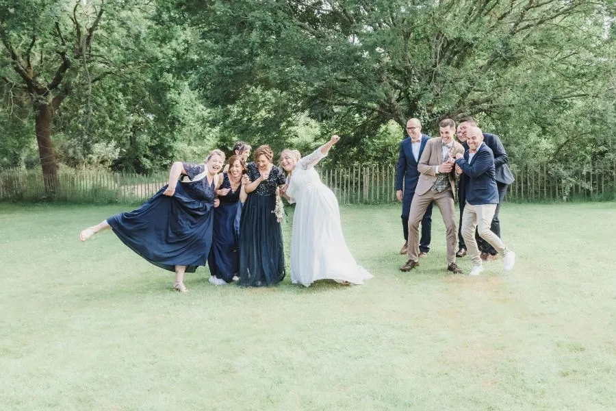 Séance photo mariage de groupe à l'Orangerie de Lanniron à Quimper dans le Finistère