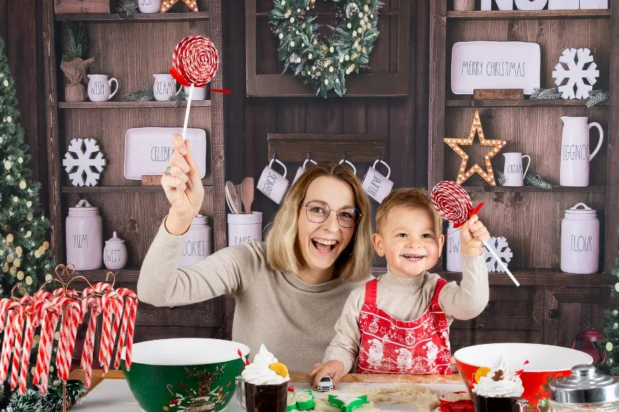 Mini-séance photo festive en studio à Pont-de-Buis avec une maman et son enfant décorant des biscuits de Noël.