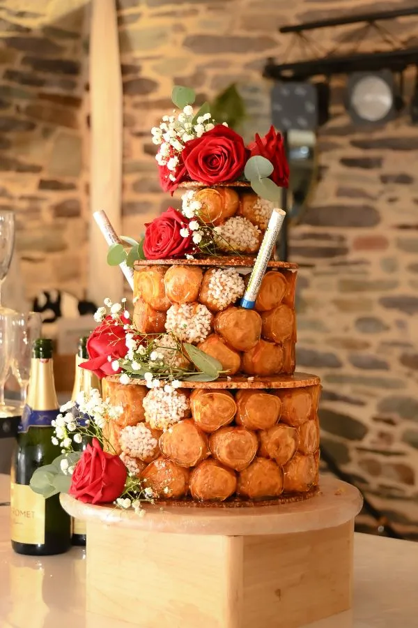 Pièce montée en choux décorée pour un mariage, mariage en Bretagne photographié par AEL Photos