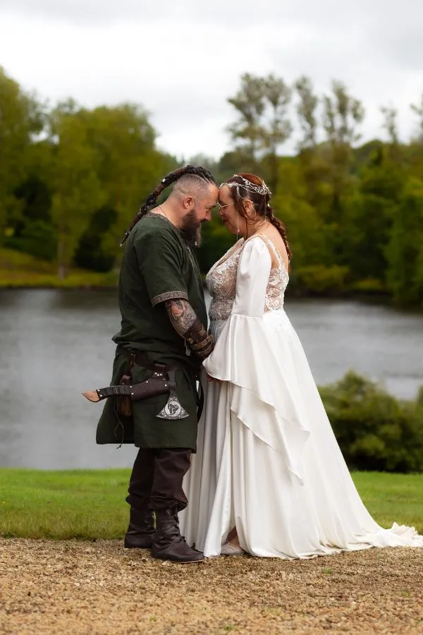 Portrait de couple lors d’un mariage original avec tenue traditionnelle, par AEL Photos en Bretagne.