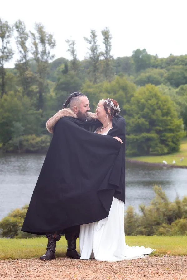 Couple de mariés sous une cape près d’un lac, mariage en Bretagne par AEL Photos