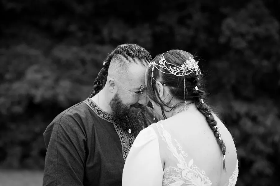 Instant de tendresse entre les mariés capturé en noir et blanc par AEL Photos lors d’un mariage en Bretagne.