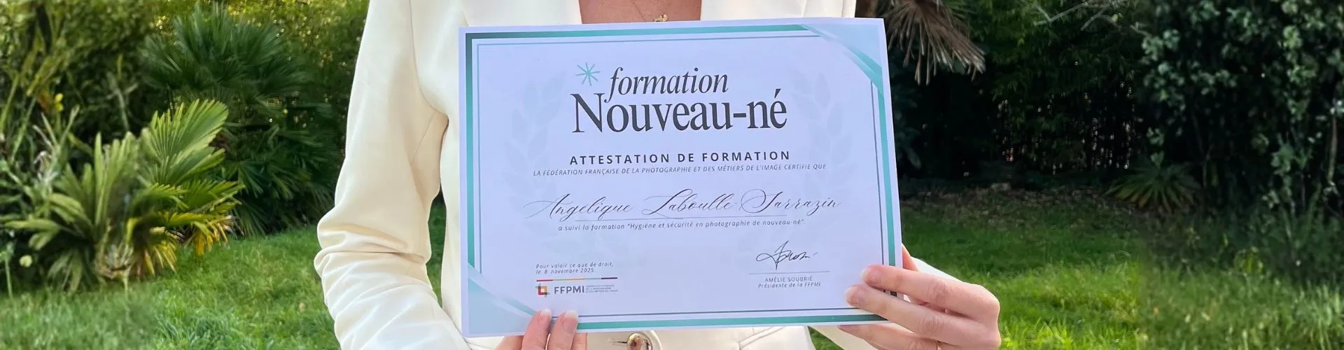 Carte cadeau pour séance photo à Pont-de-Buis, sur fond de guirlandes blanches et de pommes de pin, par Ael Photos