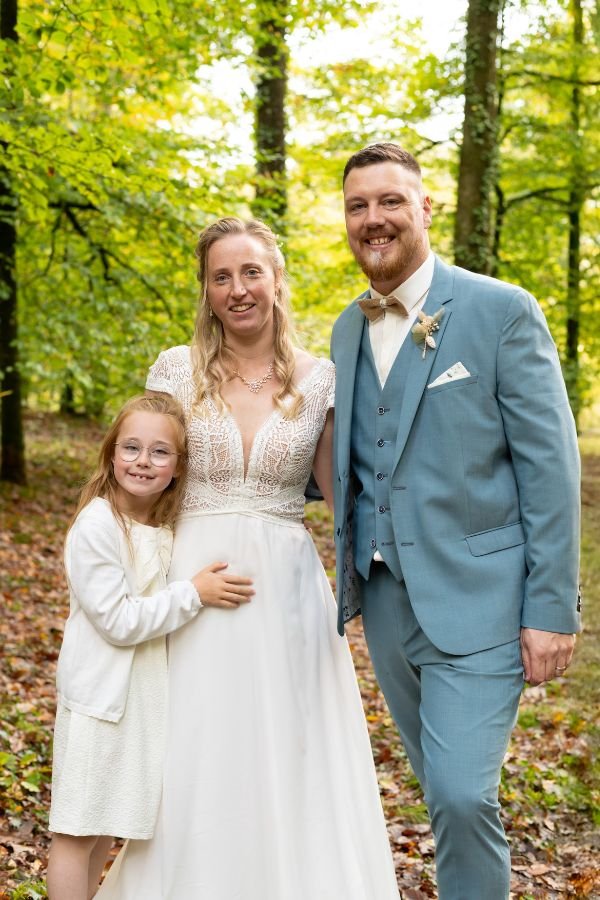 Le marié lancé en l'air par ses témoins, séance photo mariage à l'Orangerie de Lanniron près de Quimper, Ael Photos