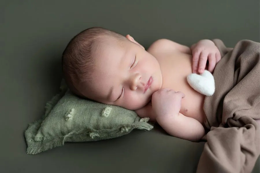 Portrait doux de bébé nouveau-né endormi en studio au Faou en Bretagne par AEL Photos