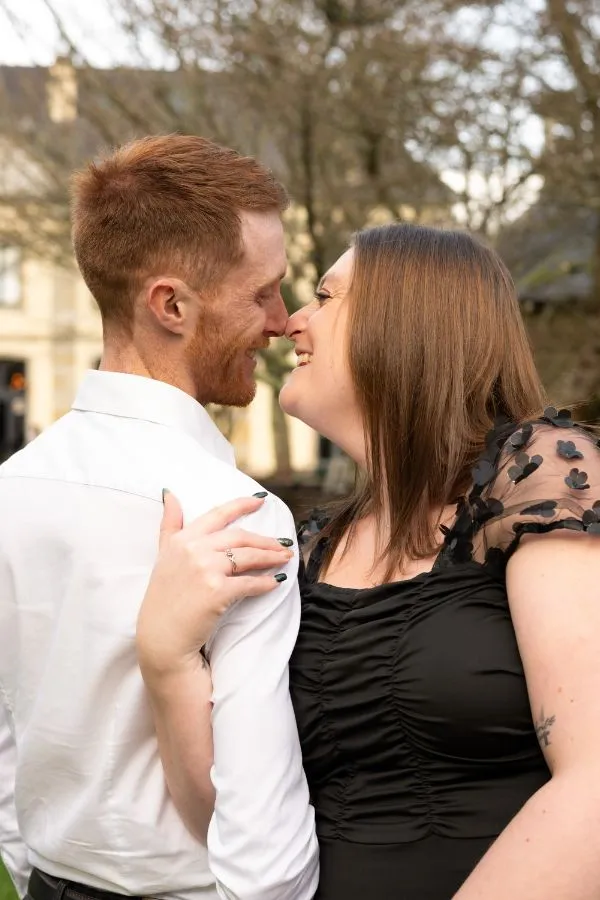 Couple complice lors d’une séance photo en extérieur dans le Finistère par AEL Photos