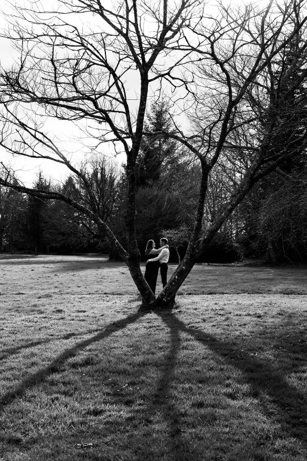 Photo artistique en noir et blanc d’un couple sous un arbre au Faou par AEL Photos