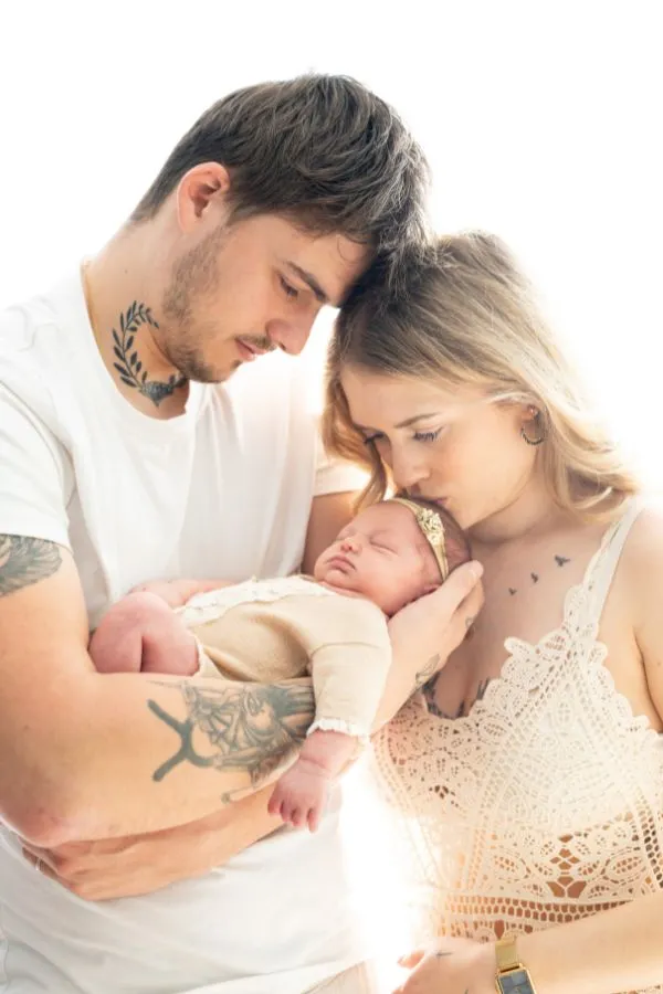 Séance photo famille avec nouveau-né dans les bras des parents au Faou par AEL Photos