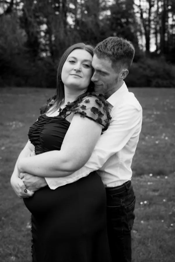 Séance photo grossesse en couple en extérieur au Faou en Bretagne par AEL Photos