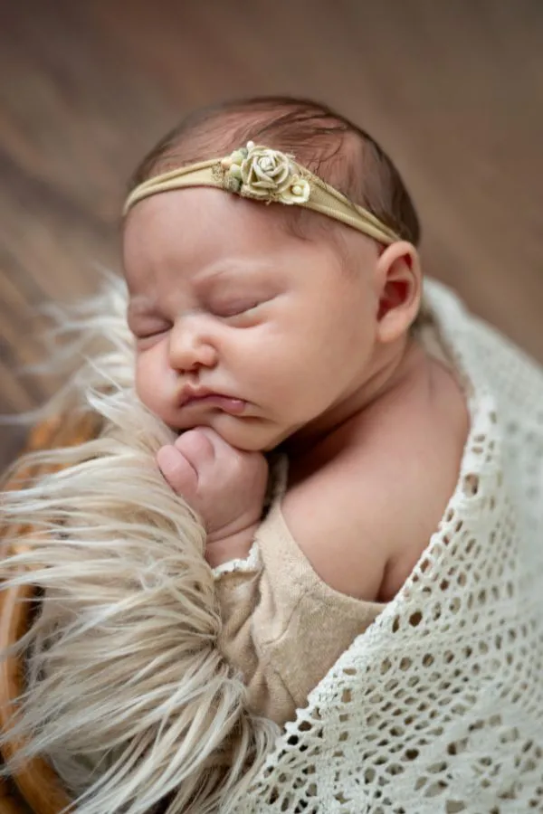 Portrait de nouveau-né avec bandeau beige en studio photo au Faou en Bretagne
