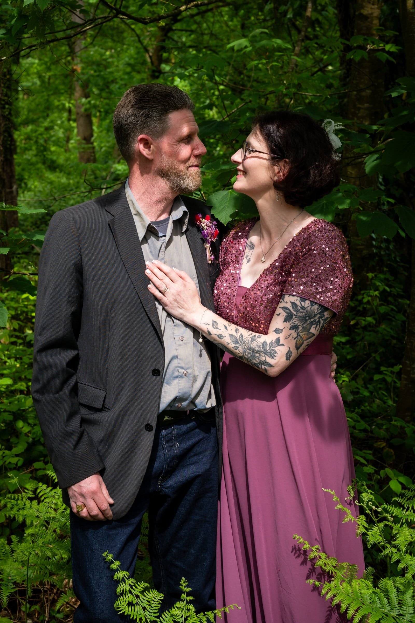 Portrait de couple lors d’un mariage original avec tenue traditionnelle, par AEL Photos en Bretagne.