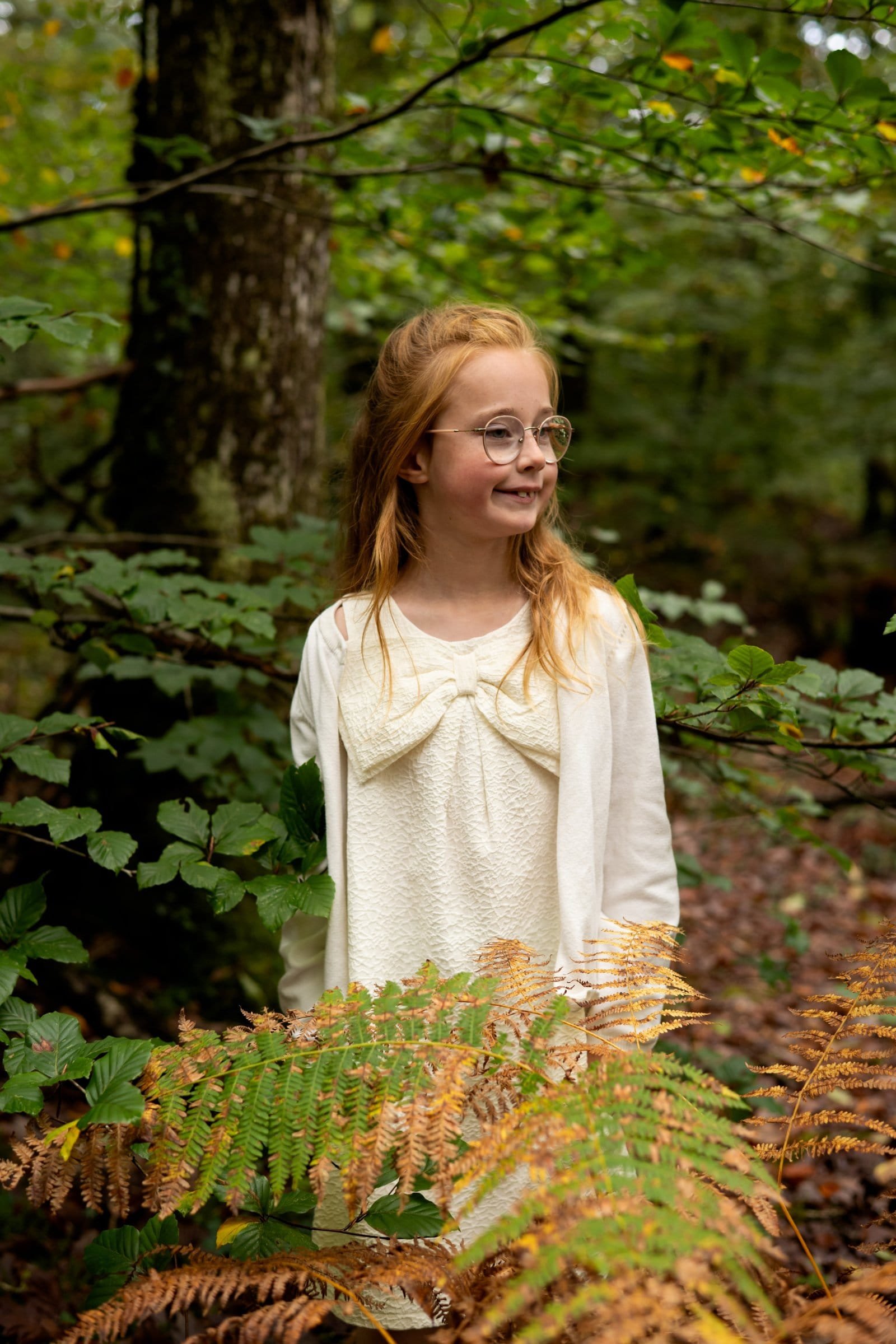 Portrait d'une fillette souriante au milieu des bois par AEL Photos, Bretagne
