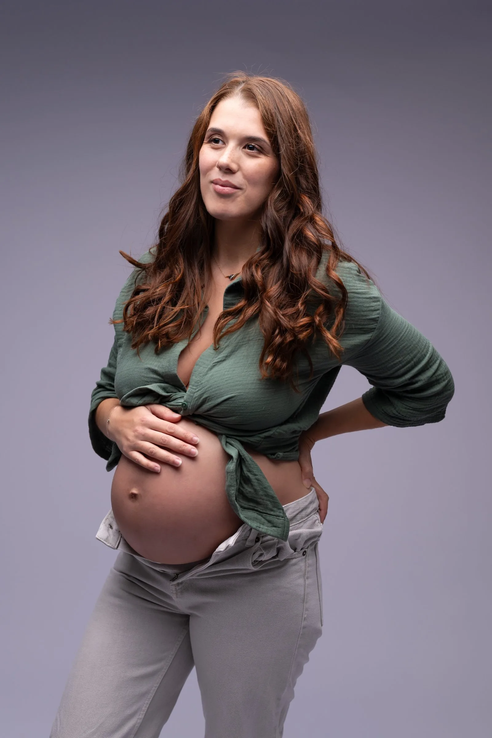 Portrait grossesse de femme seule, la main posée sur son ventre rebondi découvert, par AEL Photos, photographe au Faou, Bretagne