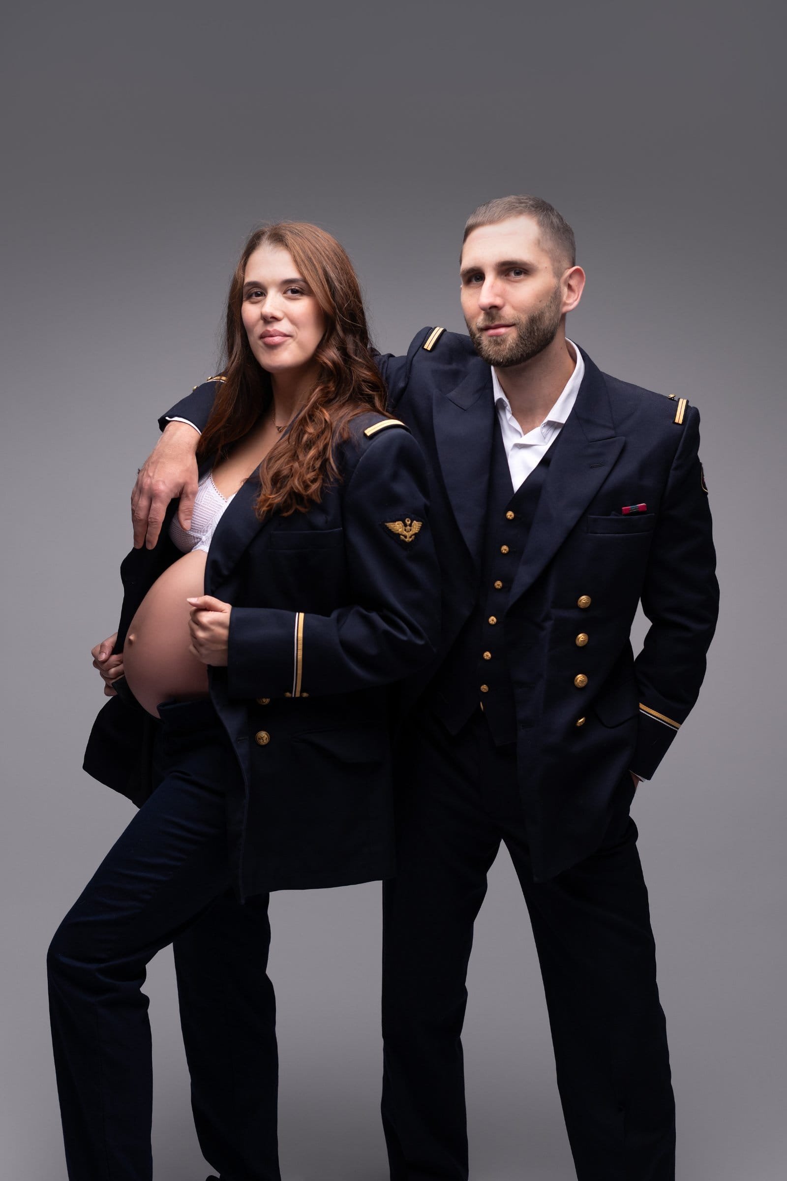 portrait grossesse de couple habillé en uniforme de la marine, par AEL Photos en studio au Faou, Finistere