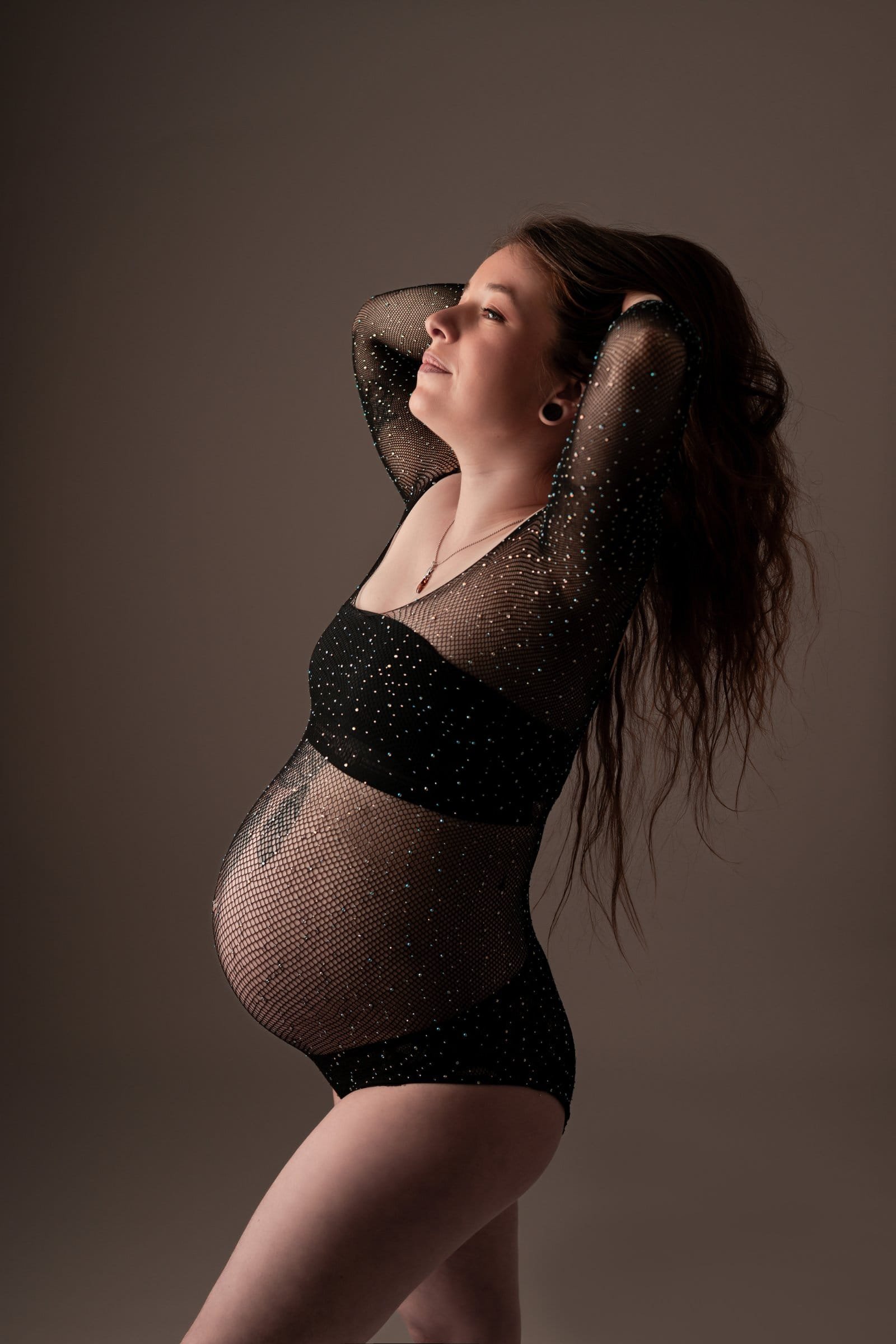 Portrait artistique de femme enceinte en lumière douce, séance grossesse réalisée au Faou dans le Finistère.