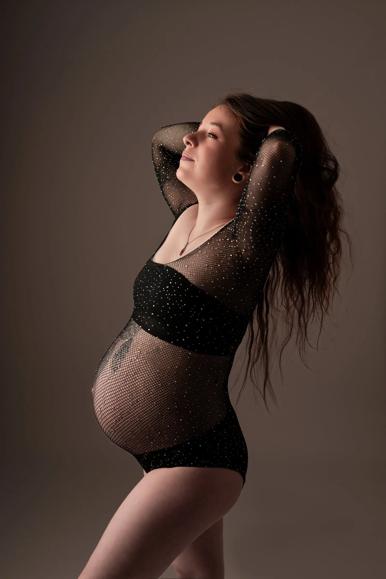 Portrait artistique de femme enceinte en lumière douce, séance grossesse réalisée au Faou dans le Finistère.