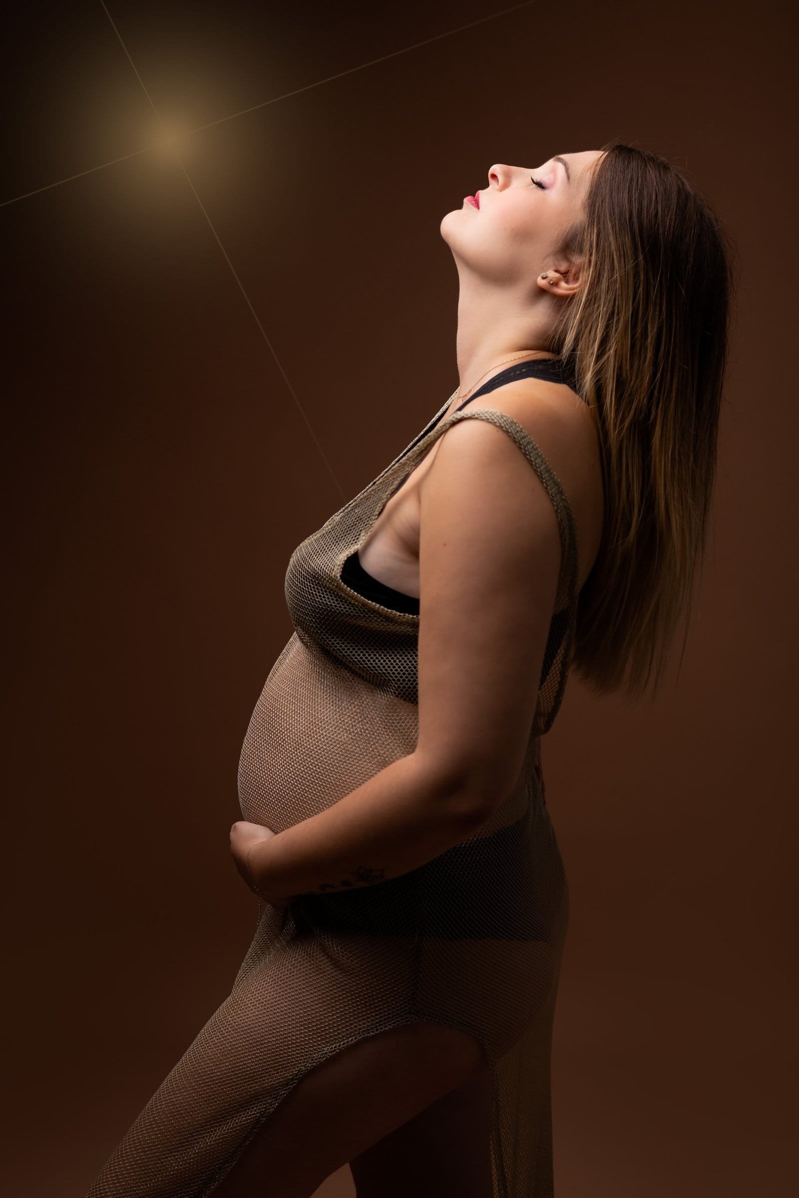 Portrait artistique de femme enceinte en clair-obscur, séance photo maternité au Faou, proche de Brest et Quimper.