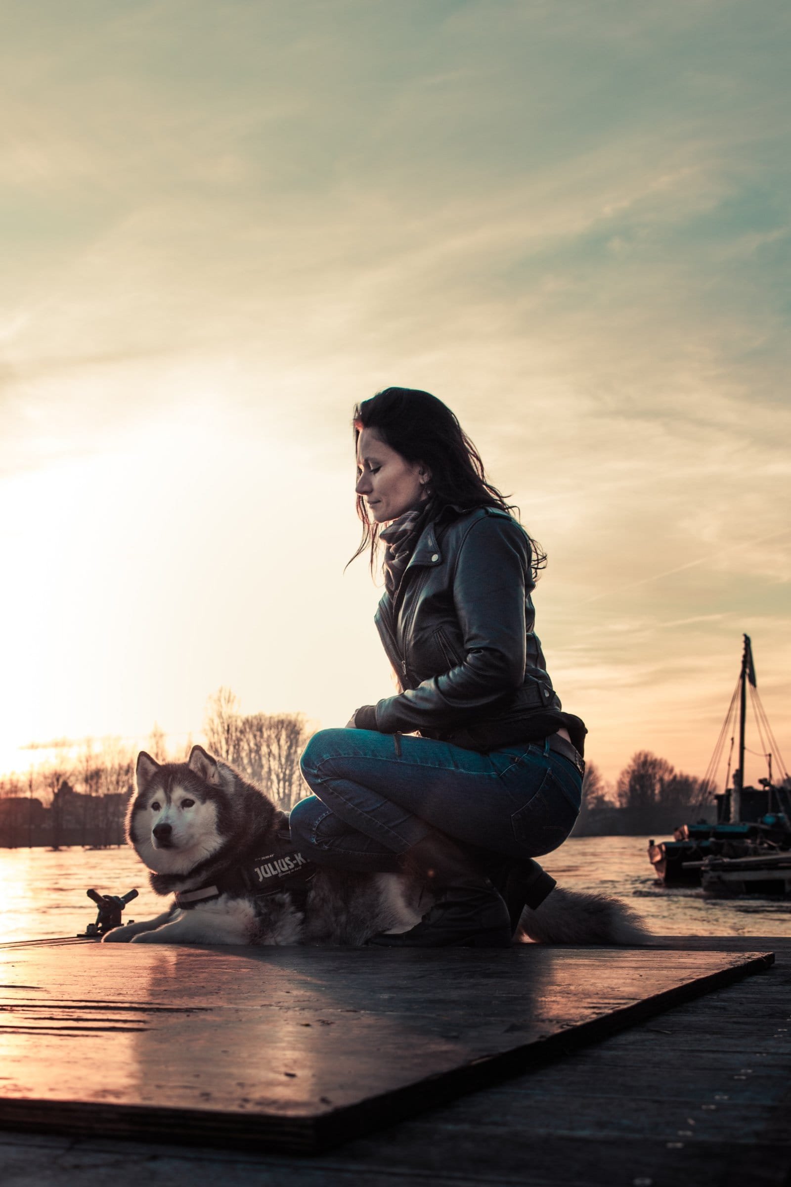 Séance photo animalière sur un ponton au coucher du soleil – portrait naturel d'un chien et de sa maîtresse par AEL Photos et Breizh Korn Studio en Bretagne